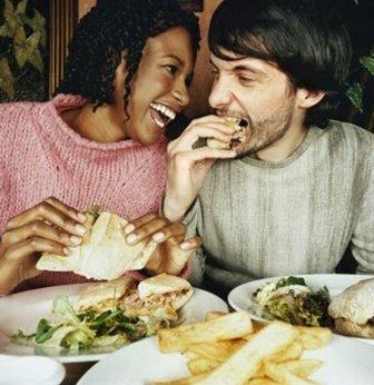 quanto mais um casal é feliz, mais peso ele ganha (Foto: Thinkstock)