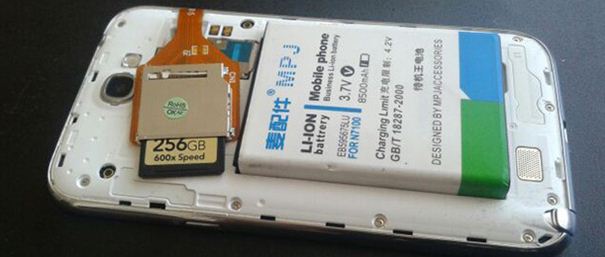 Galaxy Note 2 ''tunado' tem bateria e capacidade de armazenamento enormes (Foto: Reprodução/HackADay)
