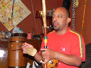 Ibirá também fabrica todos os instrumentos necessários para a prática da capoeira.