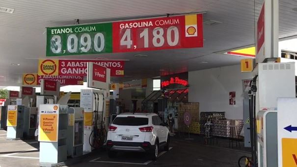 Posto Shell da Avenida Tancredo Neves, em Salvador, com preço reajustado na manhã desta sexta-feira (Foto: German Maldonado/TV Bahia)