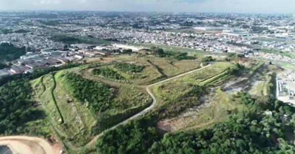 Prefeitura de Curitiba anunciou construção de parque em terreno onde pesquisadores encontraram fósseis de mais de 40 milhões de anos (Foto: Reprodução/RPC) 